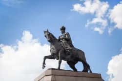 Monumento a Khan Kenesary, Astana - Il centro storico di Astana ospita la statua equestre eretta nel 2001 in onore di Khan Kenesary, considerato il più grande leader della ribellione ...