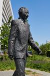 Monumento a Nelson Mandela a L'Aia (Olanda). La scultura intitolata "La lunga camminata per la Libertà" è stata realizzata dall'artista Arie Schippers - © ...