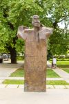 Monumento a Theofan Fan Stilian Noli a Tirana, Albania. E' stato un politico, traduttore, giornalista, compositore e vescovo ortodosso - © Tomasz Wozniak / Shutterstock.com