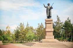 Monumento a Zhambyl Zhabayev, Astana - Nato nel 1846 e scomparso nel 1945 all'età di 99 anni, Zhambyl Zhabayev è stato uno dei più importanti poeti del Kazakistan. Fra ...