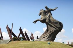 Il monumento ad Antonio Maceo, eroe dell'Indipendenza cubana su Plaza de la Revoluciòn a Santiago de Cuba - © Tupungato / Shutterstock.com