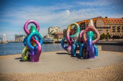 Monumento con anelli colorati nei pressi del mare a Malmo, Svezia - © Sun_Shine / Shutterstock.com