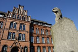 Monumento davanti a un museo di Flensburg. La città può contare su diversi interessanti musei dedicati alla storia locale.
