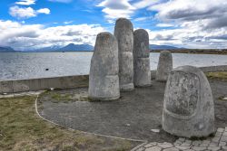 Il monumento della Mano a Puerto Natales, Cile. Questa scultura che raffigura le cinque dita uscire dal terreno sorge sul lungomare cittadino - © marktucan / Shutterstock.com