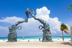 Monumento Portal Maya a Playa del Carmen, Messico: quest'opera d'arte ripercorre le origini, la cultura e la storia della città situata nella penisola dello Yucatan - © Jose ...