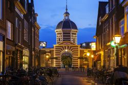 Morspoort, la porta occidentale d'ingresso alla città di Leiden, Olanda. Costruita nel 1669 in stile manierista su progetto dell'architetto Willem van der Helm, questa porta si ...