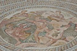 Tra le ville patrizie di Paphos (Cipro) c'è la Casa di Teseo. Il pavimento a mosaico rappresenta l'eroe greco durante lo scontro col minotauro.