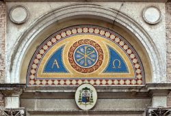 Il mosaico sopra l'ingresso della cattedrale di Santa Maria Assunta ad Asolo (Treviso, Veneto).

