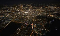 Mosca vista dall'aereo di notte, Russia - Una suggestiva immagine scattata dall'alto della città moscovita © Art Konovalov / Shutterstock.com