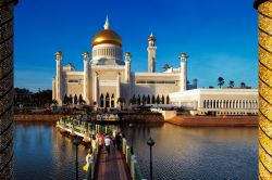 Panorama sulla moschea Omar Ali Saifuddien, Brunei - Le aspettative non deludono nè all'esterno nè all'interno: fra le più imponenti d'Oriente, la moschea di ...