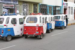 Moto-taxi in una strada di Cajamarca, Perù. I simpatici e colorati mezzi di trasporto pubblico utilizzati nel centro di Cajamarca - © Janmarie37 / Shutterstock.com

