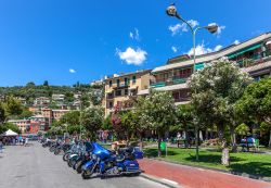 Motociclette nella strada pedonale del centro di Recco, Genova, Italia. Questa località ligure è una delle mete turistiche più popolari del Mediterraneo conosciuta anche ...