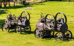 Motori a vapore nel prato di un museo a Puerto Varas, Cile.

