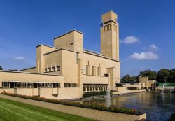 Municipio della città di Hilversum, Olanda. Il celebre "raadhuis", disegnato dall'architetto Willem Marinus Dudok, fotografato in una giornata di sole e visto dal lato nord ...