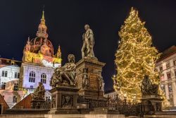 Il monumento dell'arciduca e il Municipio di Graz (Austria) durante il periodo natalizio - foto © DeepGreen / Shutterstock.com