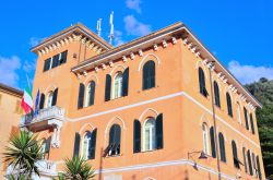 Municipio di Monterosso al Mare, Liguria, Italia - L'elegante edificio cittadino che accoglie il palazzo municipale di Monterosso © maudanros / Shutterstock.com