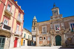 Una calda giornata estiva in Piazza Municipio, San Severo, Puglia - Sito nell'ex Palazzo Celestini, Il Palazzo di Città di San Severo sorge nella splendida Piazza Municipio. ...