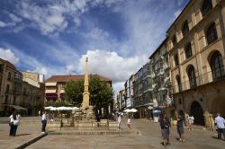 Municipio di Soria e piazza principale, Spagna: al centro s'innalza la Fontana dei Leoni - © Gines Romero / Shutterstock.com