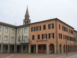 Municipio e piazza centrale di Gatteo, provincia di Forlì-Cesena in Emilia-Romagna - © Icio747~commonswiki presunto, Pubblico dominio, Wikipedia
