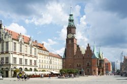 Municipio gotico e Piazza del Mercato a Breslavia, Polonia - Sorge isolato al centro della Piazza del Mercato il bel palazzo municipale di Breslavia, uno dei principali monumenti storico artistici ...