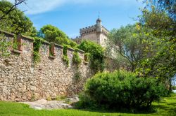 Mura del castello di Castelldefels vicino a Barcellona, Spagna - E' uno scenario bucolico, con piante indigene e altre esotiche, a incorniciare il castello della città racchiuso da ...