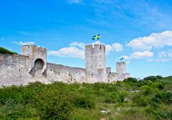 Le mura difensive di Visby (Svezia) si estendono ...