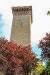 Murazzano, Langhe, Piemonte: uno scorcio del borgo antico con foliage autunnale.

