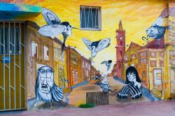I muri di Valparaíso (Cile) sono pieni di murales, graffiti e arte di strada. Molti turisti scelgono di visitare la città proprio per questa ricchezza artistica, che fanno di Valparaíso ...