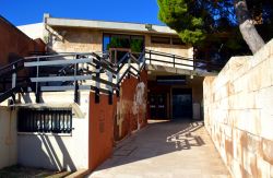 L'ingresso del Museo Archeologico Nazionale di Cagliari, nella Cittadella dei Musei (quartiere Castello).
