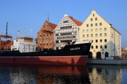 Museo del Mare, Danzica: il "Centralne Muzeum Morskie" sorge  sull'isola di Ołowianka, nelle acque del fiume Motława. Proprio davanti al museo è ormeggiato ...