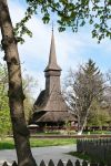 Il Museo del Villaggio di Bucarest , nei pressi del Lago Herestrău, è un museo a cielo aperto che riproduce un insediamento rurale del passato, con centinaia di abitazioni in legno, ...