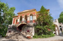 Il Museo Volcanoes di Olot, Catalogna, Spagna, immerso in un parco pubblico - © joan_bautista / Shutterstock.com