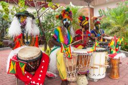 Musicisti con indosso i tradizionali costumi di Grenada suonano musica africana: siamo al porto di St.George's - © Andres Virviescas / Shutterstock.com