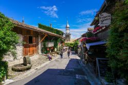 Lo scorcio di una strada nel caratteristico borgo di Yvoire, in Francia - © Walkingmap / Shutterstock.com