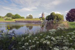 Naarden, Pasi Bassi: uno scorcio del forte con le mura e il fossato. Questi utlimi sono stati restaurati - © villorejo / Shutterstock.com