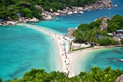 Nang Yuan Island, una delle attrazioni per chi viene in vacanza a Koh Tao, Thailandia. Questo paradiso a nord est di Koh Tao viene descritto come una delle dieci più belle isole al mondo ...