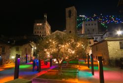 Natale a Gubbio: le luminarie di Piazza San Giovanni e sul monte Ubaldo le luci del gigantesco Albero di Natale