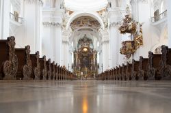 Navata centrale della basilica di Weingarten, Germania - I banchi in legno finemente decorati impreziosiscono la navata centrale di San Martino. Sul lato destro risalta il bel pulpito dorato ...