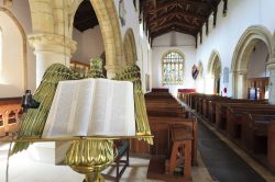 Navata centrale di St Mary a Bibury, Inghilterra - Uno scorcio panoramico della navata centrale della chiesa di Bibury in cui risaltano vetrata, decorazioni dei capitelli e soffitto © Voyagerix ...