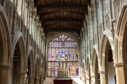 Navata centrale della Holy Trinity Church a Stratford-upon-Avon, Inghilterra -  La bella vetrata decorata che illumina la navata centrale della chiesa © Victor Maschek / Shutterstock.com ...