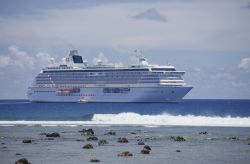 Una Nave da crociera (Crystal Serenity) davanti alla laguna di Avarua, la capitale delle Isole Cook - © riekephotos / Shutterstock.com 