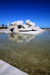 Nave di Cascella a Pescara, Abruzzo. E' il principale monumento della città: fu costruito nel 1986 in marmo travertino per abbellire il lungomare - © onairda / Shutterstock.com ...