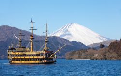 Nave sul lago Ashinoko a Hakone, Giappone - Dai moli di Hakone partono numerosi battelli, anche in stile nave dei pirati, che attraversano tutto il lago da sud a nord per raggiungere infine ...