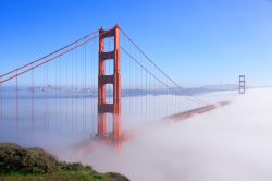 Nebbia mattutina sul Golden Gate Bridge a San Francisco, California
