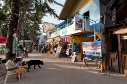 Negozi e bar lungo White Beach, la principale spiaggia dell'isola di Boracay (Filippine) - foto © photopixel / Shutterstock.com