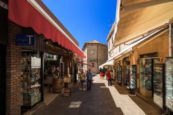 Negozi in una stradina del centro storico di San Marino, Repubblica di San Marino. Siamo nella parte alta del Monte Titano a 750 metri sul livello del mare. Il centro è un mosaico di ...