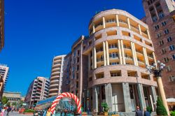 Negozi sulla Northern Avenue di Yerevan, Armenia. In questa zona del centro dedicata allo shopping ci sono boutique e locali - © alionabirukova / Shutterstock.com