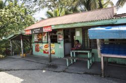 Il negozietto di alimentari in un villaggio lungo Queens Road e Kings Road sull'isola di Viti Levu, arcipelago delle Figi - © chrisczy / Shutterstock.com