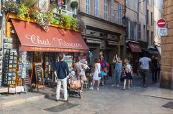 Negozio di souvenir in centro ad Aix-en-Provence, Francia - Lasciata la macchina al di fuori del centro di Aix en Provence si può passeggiare fra viuzze e piazze alla ricerca di souvenir ...