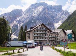 Nei mesi estivi, per accedere al lago di Braies, meglio usufruire del servizio navetta da Prags - © Nykonchuk Oleksii / Shutterstock.com